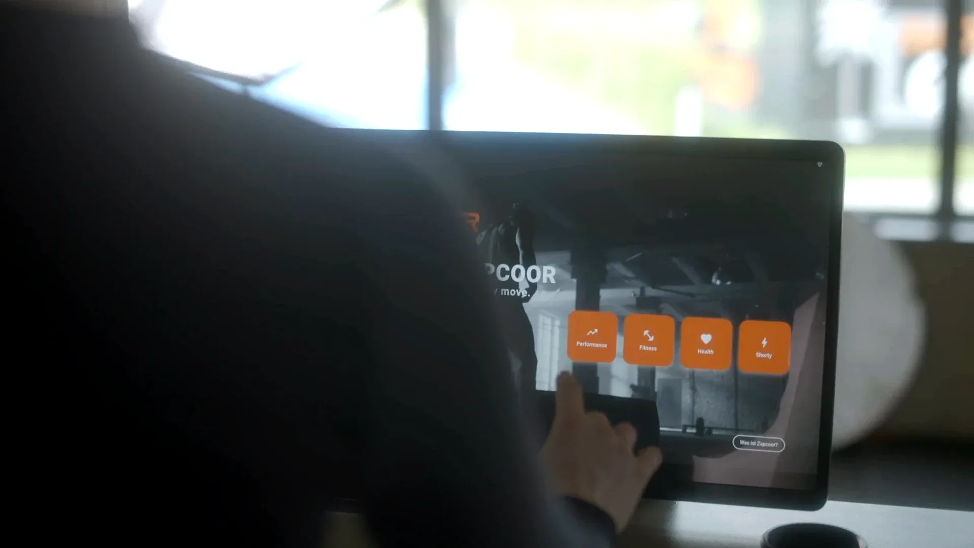 Touch Display des ZAPCOOR zeigt die Trainingsübung in Echtzeit