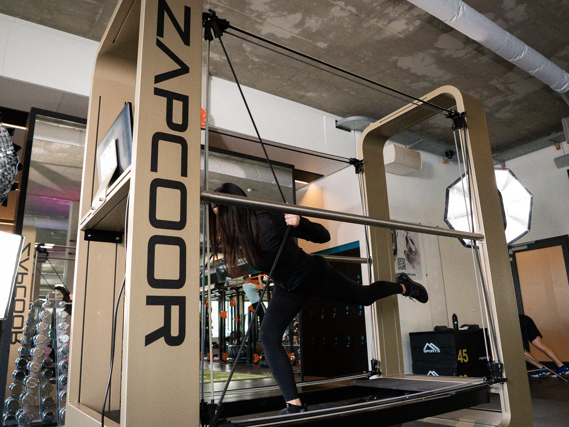 Athletin trainiert Koordination auf dem ZAPCOOR im Studio