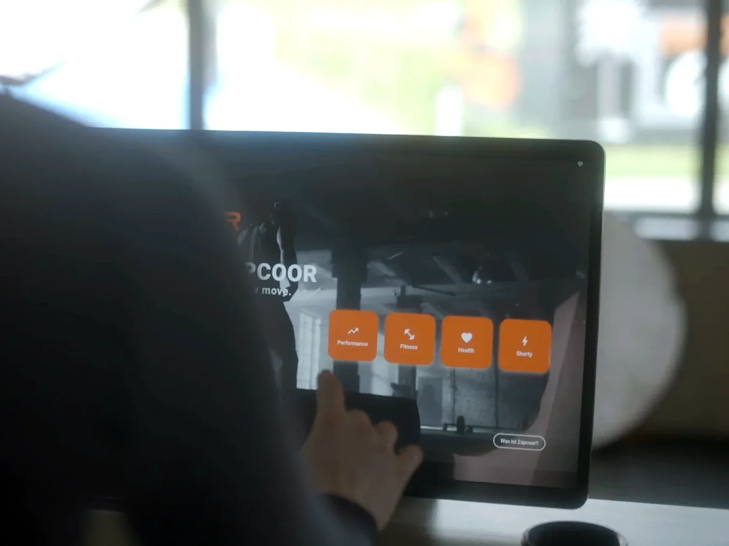 Hand bedient das Touch Display des ZAPCOOR