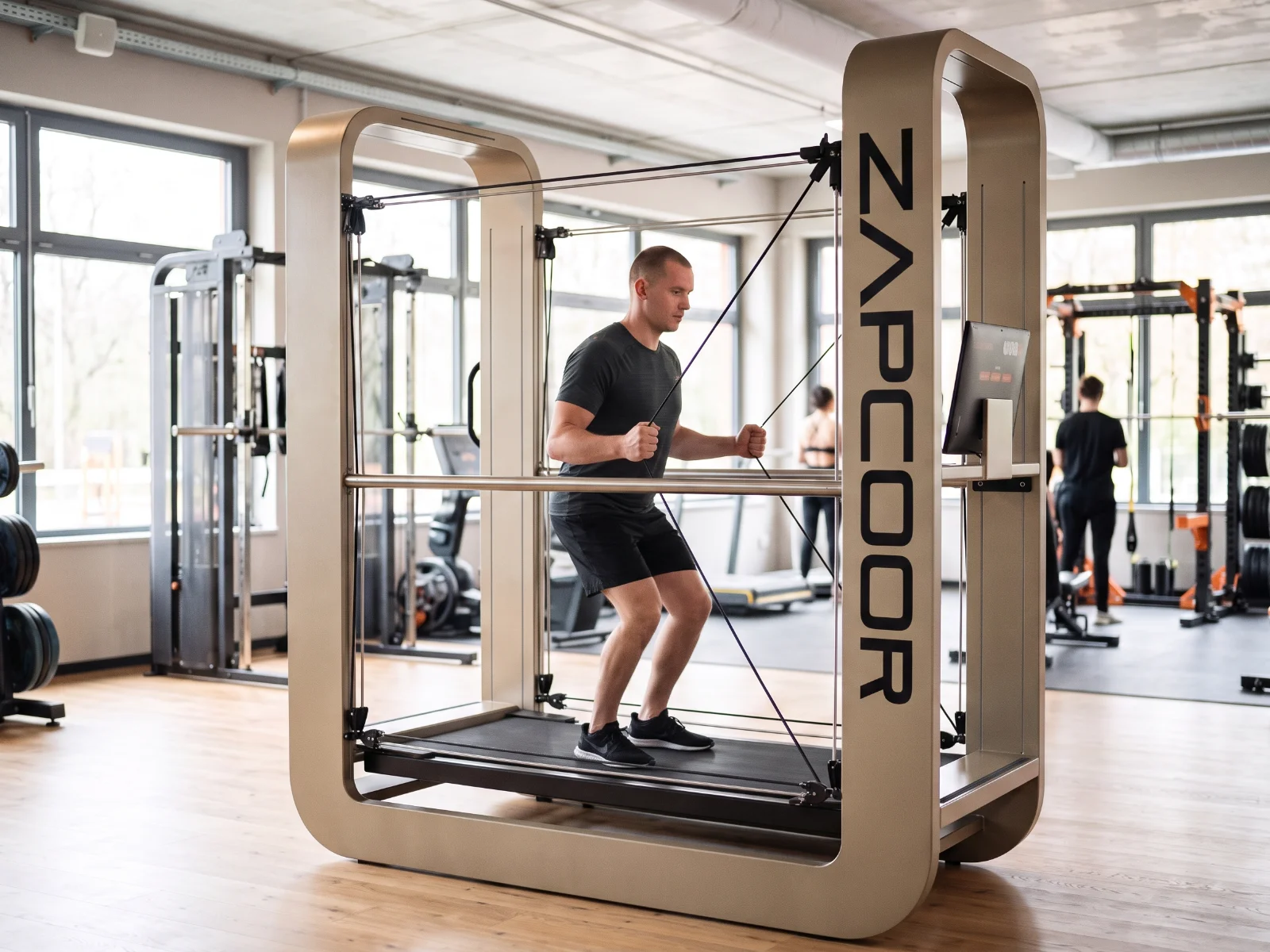 Mann trainiert mit den Seilen des ZAPCOOR in einem hellen Fitnessstudio