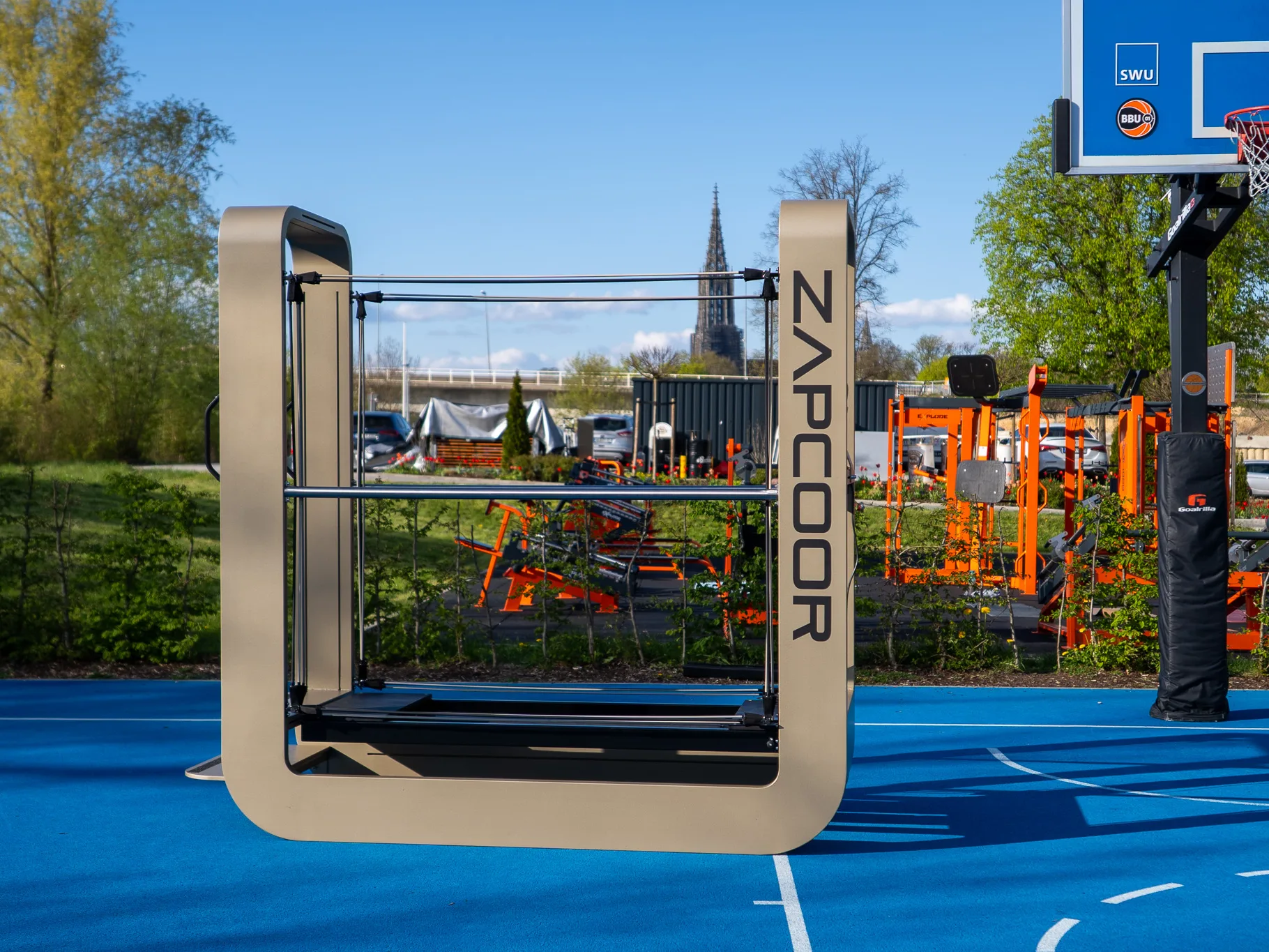 ZAPCOOR frontal auf dem Sportplatz