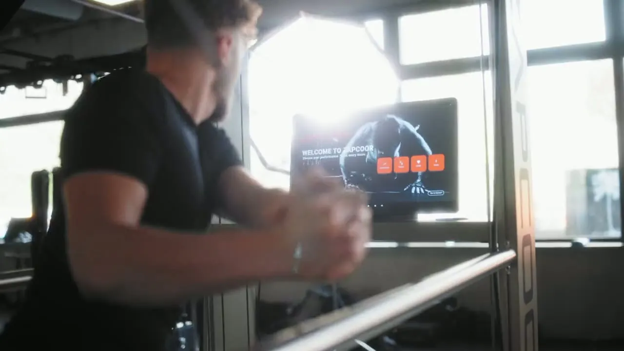Athlet trainiert am ZAPCOOR, das Touch-Display zeigt das Trainingsprogramm